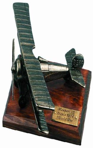 Francouzsky-letoun-Nieuport-17-na-podl